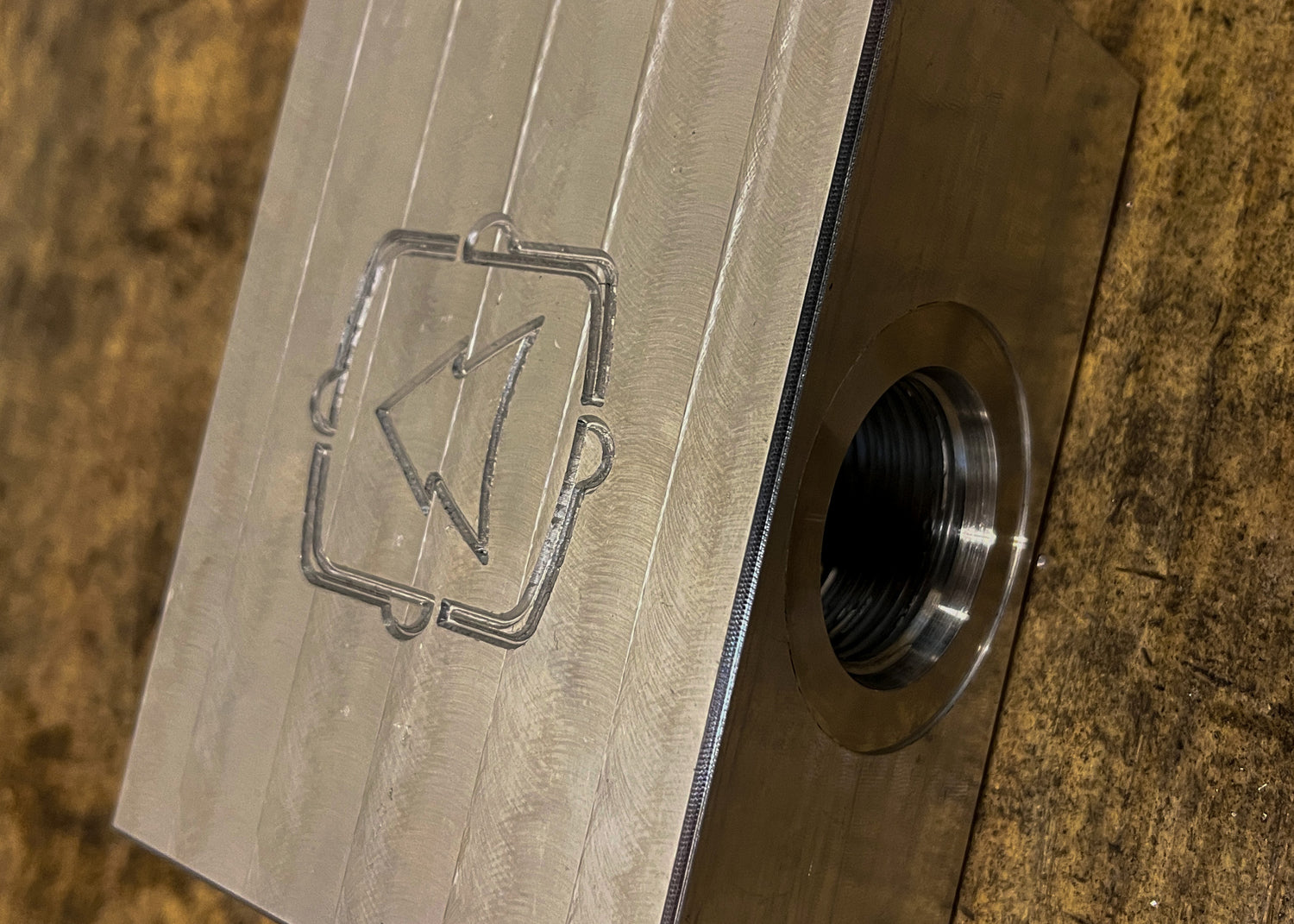 Log splitter with regeneration valve hydraulics