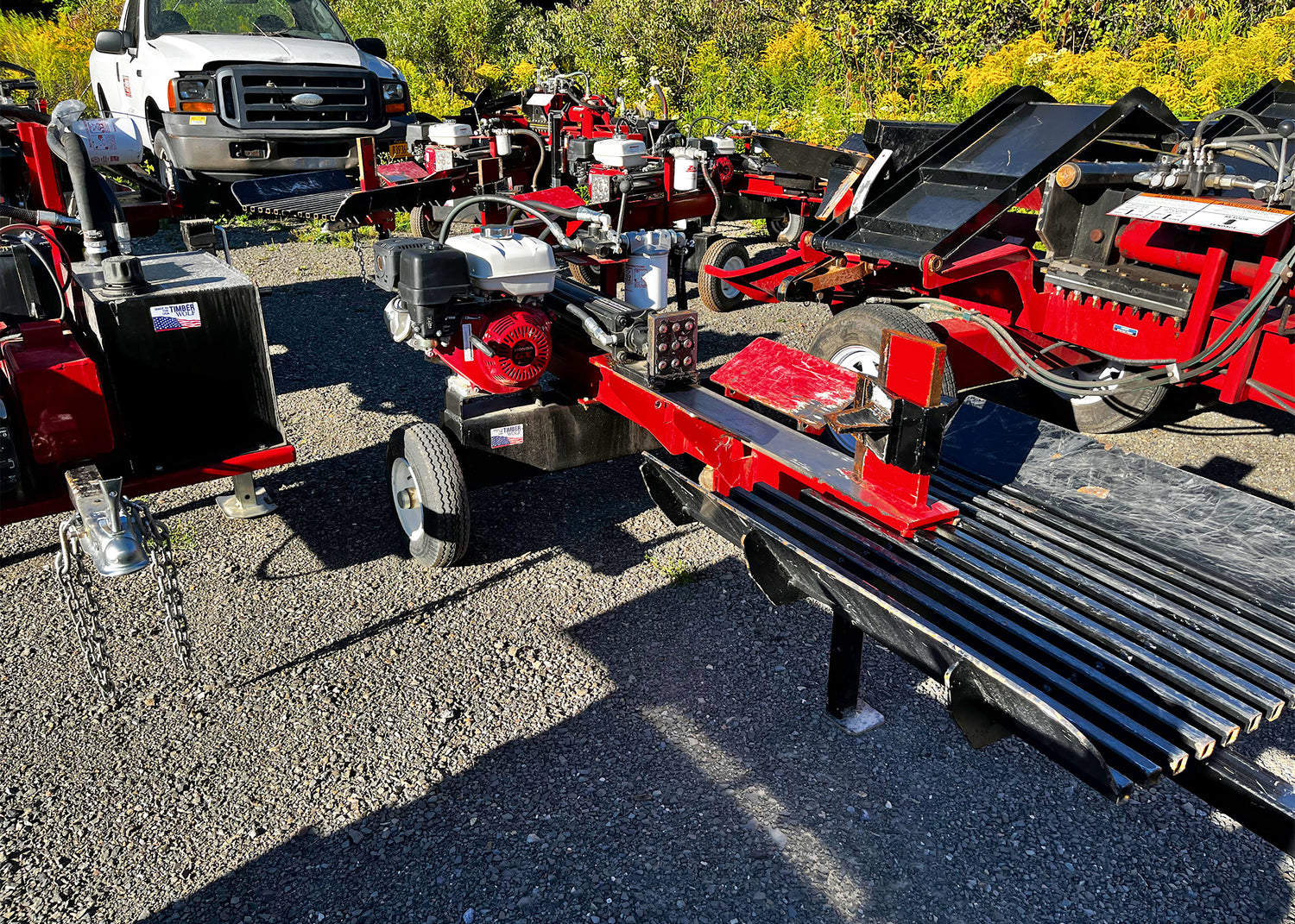 Small log splitter with table grate and 4-way wedge